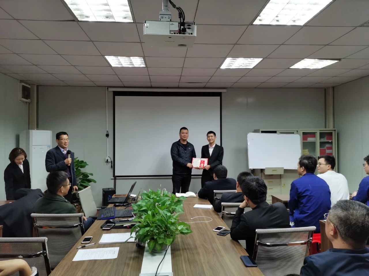 銅獎(jiǎng)-鵬翔石英石事業(yè)部——磨機(jī)生產(chǎn)線